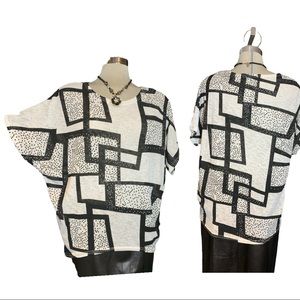 🌹*3/25🌹NEW * EARO white and Black  Geometric Blouse One Size